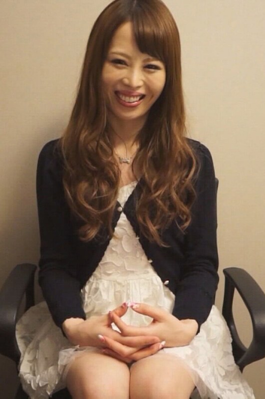 ナンパされて他人棒をブチ込まれるスケベ妻 19